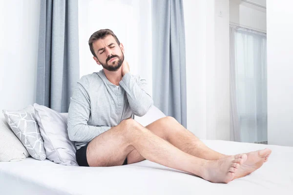 Uomo Che Soffre Dolore Allo Stomaco Collo Seduto Letto Casa — Foto Stock