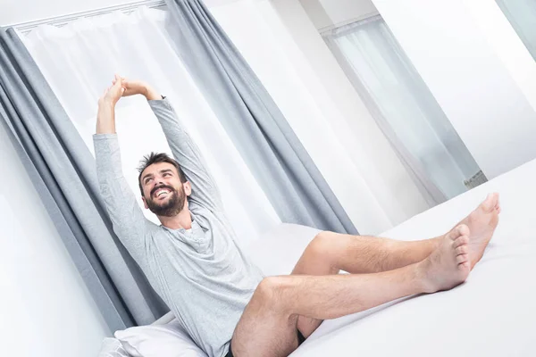 Hombre Feliz Estirando Las Manos Después Despertarse Cama Casa — Foto de Stock
