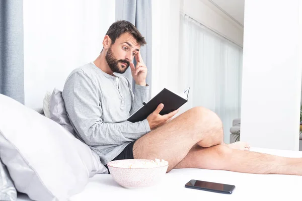 Joven Está Ansioso Mientras Lee Libro Cama Dormitorio — Foto de Stock