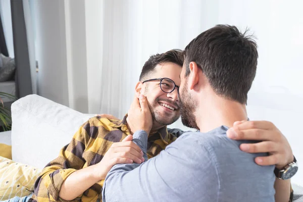 Feliz Gay Pareja Mirando Uno Otro Con Amor Sofá Casa — Foto de Stock