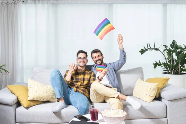 Zufriedenes Homosexuelles Paar Umarmt Und Hält Regenbogen Lgbt Flagge Auf — Stockfoto