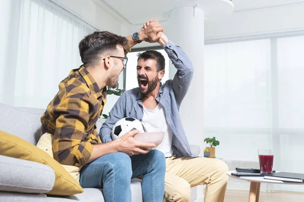 Zwei Aggressive Männer Bei Der Siegerehrung Eines Fußballspiels Wohnzimmer — Stockfoto