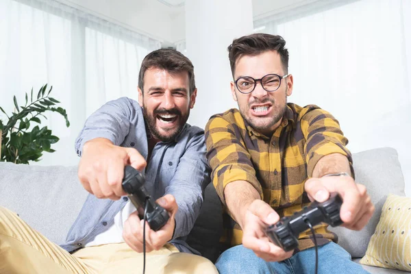 Двоє Молодих Друзів Чоловіків Агресивно Грають Відеогру Вітальні — стокове фото