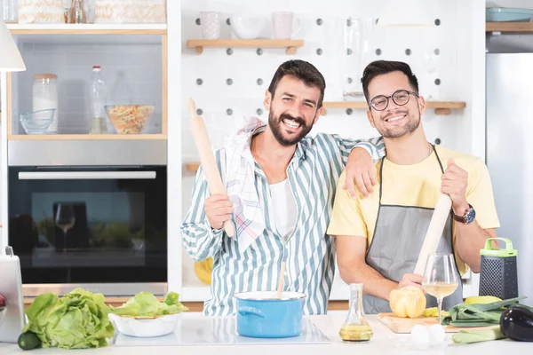Due Amici Maschi Felici Che Tengono Spilli Rotolanti Che Cucinano — Foto Stock