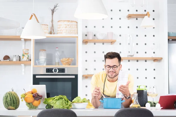 Hombre Feliz Revolviendo Oliendo Comida Mientras Cocina Cocina Casa —  Fotos de Stock
