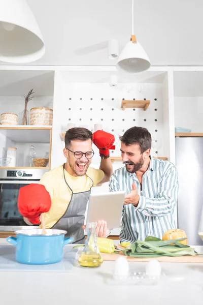 Joven Celebrando Ganar Mientras Usa Tableta Digital Con Amigo Cocina —  Fotos de Stock