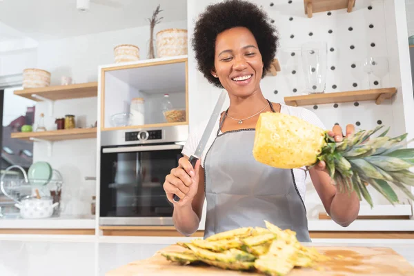 Mujer Afroamericana Feliz Sosteniendo Piña Pelada Cocina —  Fotos de Stock