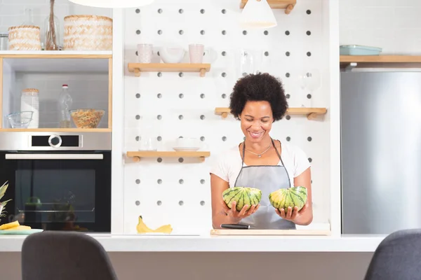 Feliz Mujer Afroamericana Sosteniendo Dos Mitades Sandía Cocina —  Fotos de Stock