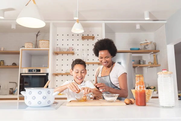 Africano Americano Mulher Filho Cozinhar Com Ovos Cozinha — Fotografia de Stock