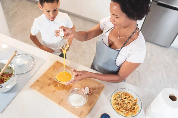 Mujer Afroamericana Batiendo Huevo Con Pequeño Hijo Cocina —  Fotos de Stock