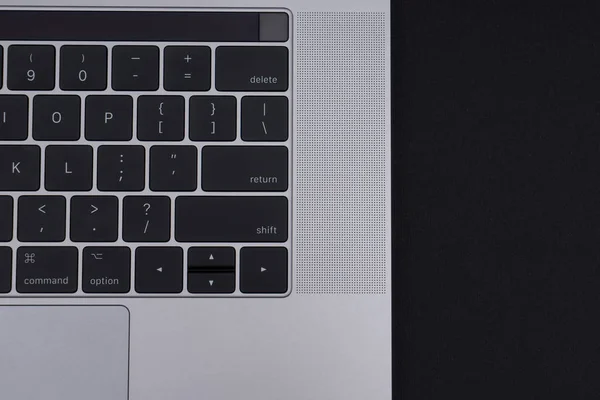 Grauer Metall Laptop Auf Schwarzem Hintergrund Nahaufnahme Blick Von Oben — Stockfoto