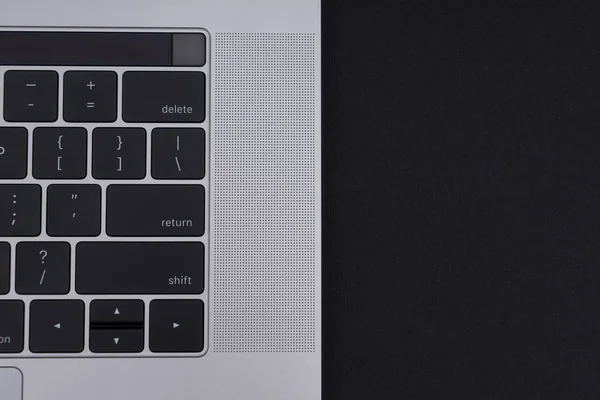 Grauer Metall Laptop Auf Schwarzem Hintergrund Nahaufnahme Blick Von Oben — Stockfoto