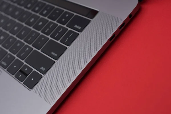 Graue Metall Laptop Nahaufnahme Usb Typ Auf Rotem Hintergrund Schönes — Stockfoto