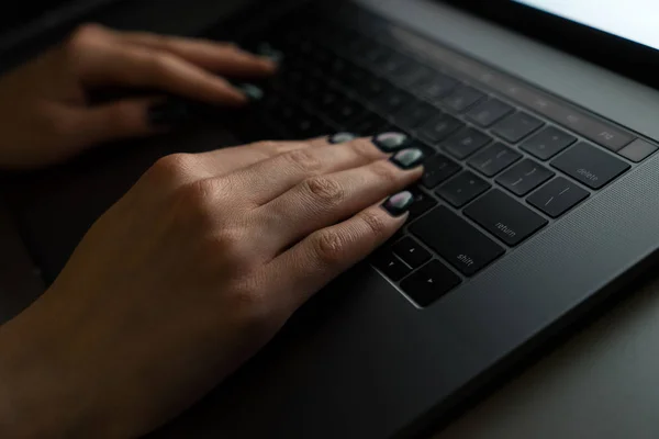 Mädchen Tippt Auf Metall Laptop Mit Wenig Licht Nahaufnahme Auf — Stockfoto