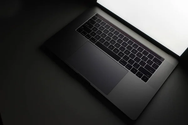 Metall Laptop Mit Weißem Bildschirm Aufgenommen Bei Wenig Licht Nahaufnahme — Stockfoto