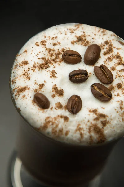 Ett Glas Latte Med Välsmakande Skum Och Kanel Det Har — Stockfoto