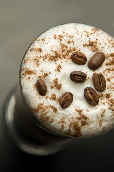 Ett Glas Latte Med Välsmakande Skum Och Kanel Det Har — Stockfoto