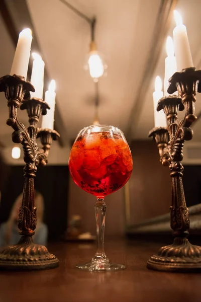 Heerlijk Mooi Rood Cocktail Met Ijs Tussen Twee Kaarsen Tafel — Stockfoto