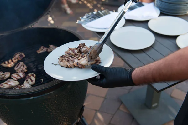 Homem Fazer Carne Frango Churrasco Com Luvas Pretas Servir Pessoas — Fotografia de Stock