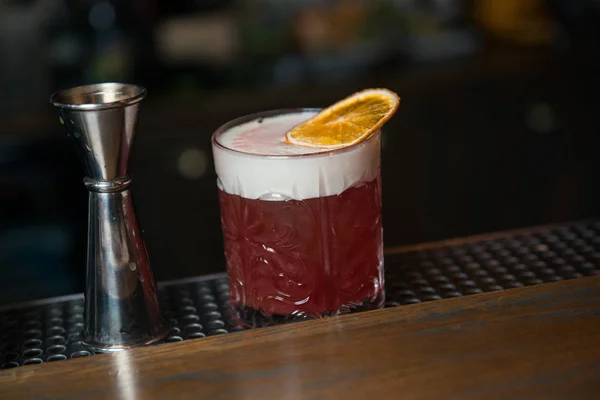 Heerlijke Cocktail Mooie Glas Met Schuim Jigger Gedroogde Oranje Het — Stockfoto
