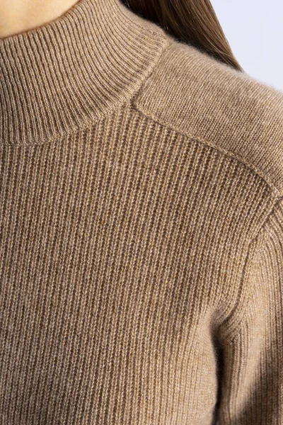 Licht Bruine Wollen Gebreide Pullover Lichaam Van Vrouw Close Weergave — Stockfoto