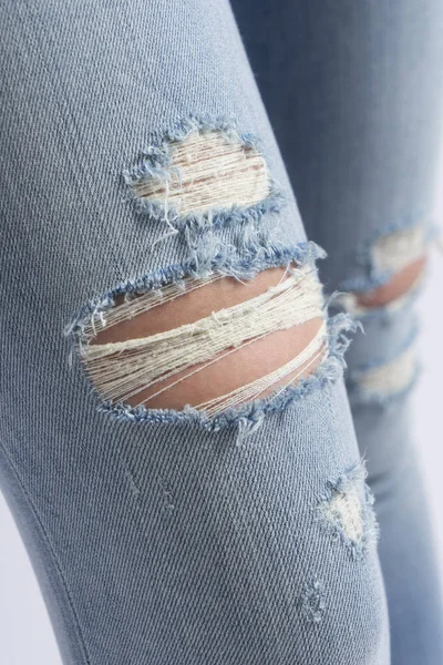 Zerrissene Jeans Den Beinen Der Frau Nahaufnahme — Stockfoto