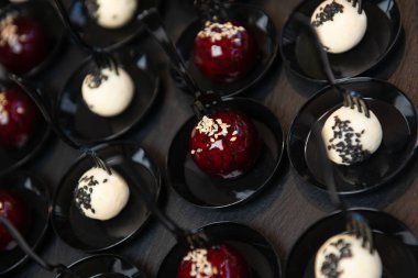 Güzel tatlı çatal ile siyah plaka üzerinde. Ikram Servisi.