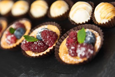 Güzel meyve tatlıları siyah arka plan. Closeup görünümü.