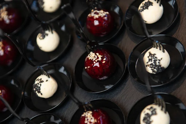 Prachtige Desserts Zwarte Plaat Met Vorken Traiteurdienst — Stockfoto