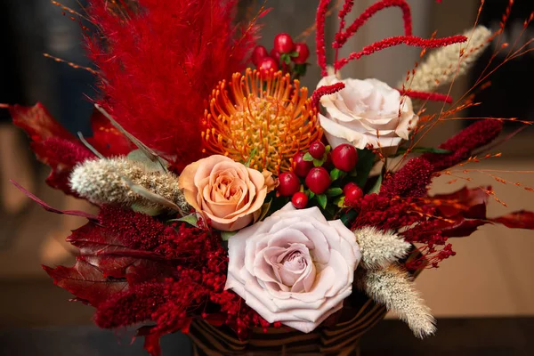 Schöner Blumenstrauß Rosen Und Telopea Nahaufnahme — Stockfoto