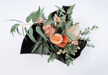 Güzel buket çiçek siyah dostum kağıt. Gül ve pembe karanfil görünümü yukarıdaki. Beyaz arka plan.