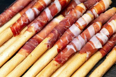 İştah açıcı grisini ile jambon. Closeup görünümü kare fotoğraf.