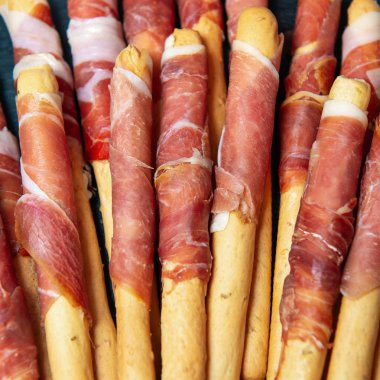 İştah açıcı grisini ile jambon. Closeup görünümü kare fotoğraf.