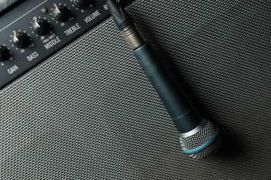 Mikrofon sesini dışarı asılı konserinde ses kaydı.