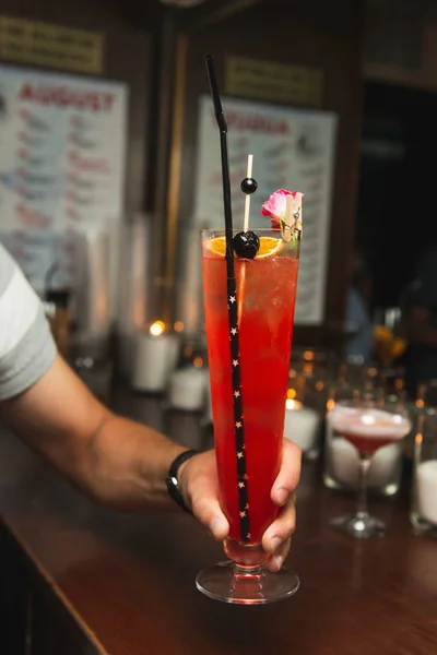 Mano Hombre Sosteniendo Hermosa Bebida Larga Con Rosa Túbulo Bar — Foto de Stock