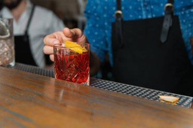 Barmen portakal lezzet ile kokteyl bar güzel cam spot yapma bitirme. Kopya alanı bezle.