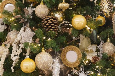 Güzel baubles ve çam kozalakları ile Noel ağacı. Yeşil Ladin üzerinde parlayan çelenk.