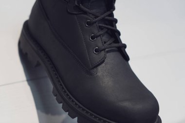 Beyaz arka planda siyah ve tek rahat erkekler deri çizme. Portre.