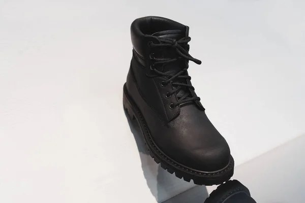 Kényelmes Fekete Egyetlen Férfi Bőr Boot Fehér Háttér Vértes Tükörképe — Stock Fotó