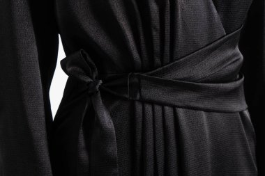 Kemer ile güzel siyah elbise. Zarif kadın. Dokulu arka plan görüntüsü gibi ters portre.