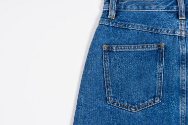 Arka cebinde beyaz zemin üzerine mavi jeans closeup. Kopya alanı ile dokulu denim.