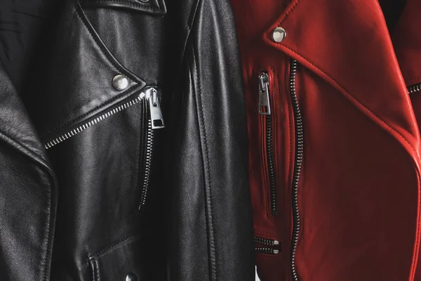 Червоні Чорні Шкіряні Куртки Металевою Блискавкою Гудзиками Концепція Чоловіка Жінки — стокове фото