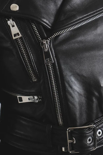 Metal fermuar ve düğmeler siyah deri ceket. Motorcu için klasik giyim. Detaylı dikey closeup görünümü.