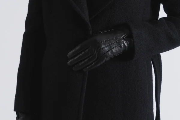Frau Schwarzem Mantel Und Lederhandschuhen Nahaufnahme Auf Weißem Hintergrund — Stockfoto