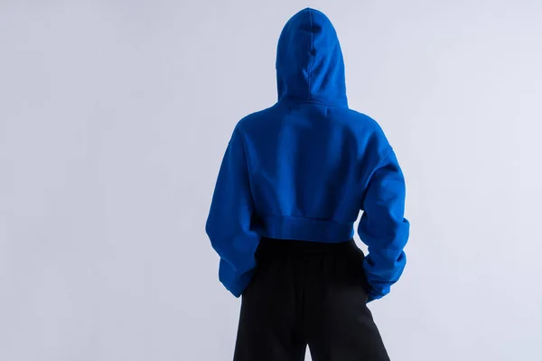 Foto Eines Anonymen Mädchens Blauem Kapuzenpulli Mit Kapuze Und Hose — Stockfoto