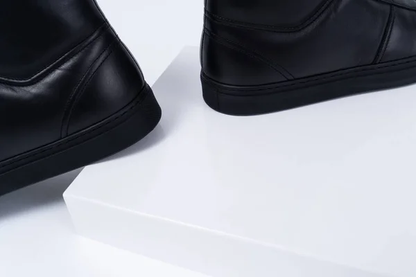 Két Fekete Bőr Csizma Fehér Háttér Közelkép Doboz Cipő Lábbeli — Stock Fotó