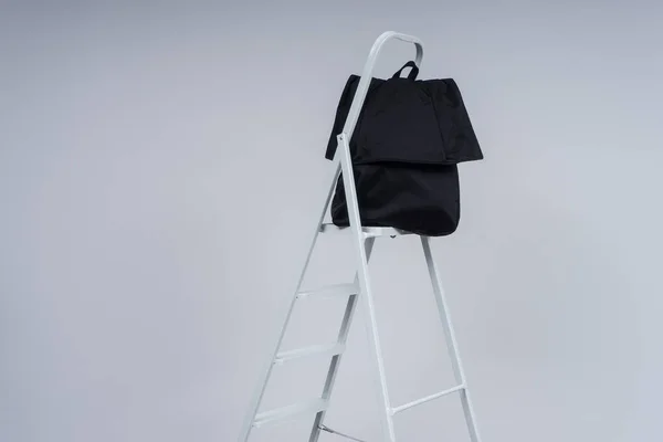 Mochila Casual Elegante Preta Topo Escada Branca Minimalismo Sobre Fundo — Fotografia de Stock