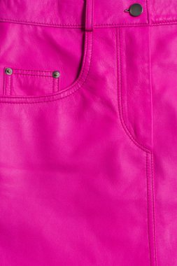 Cepli pembe deri etek. Yakın çekim malzeme dokusu. Dikey fotoğraf.