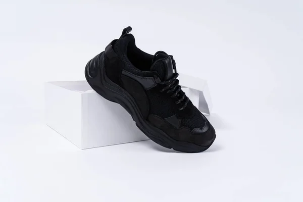 Botte Mode Noire Sur Boîte Chaussures Blanche Ouverte Fond Blanc — Photo