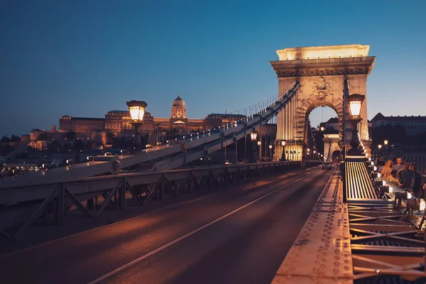 Budapest Hungary 2018 Glowing Chain Bridge Evening Blue Sky Beautiful — Stock Photo, Image